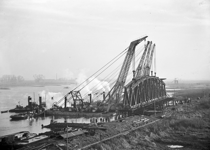 836251 Afbeelding van de werkzaamheden ten behoeve van het herstel van oorlogsschade aan de spoorbrug over de Waal te ...